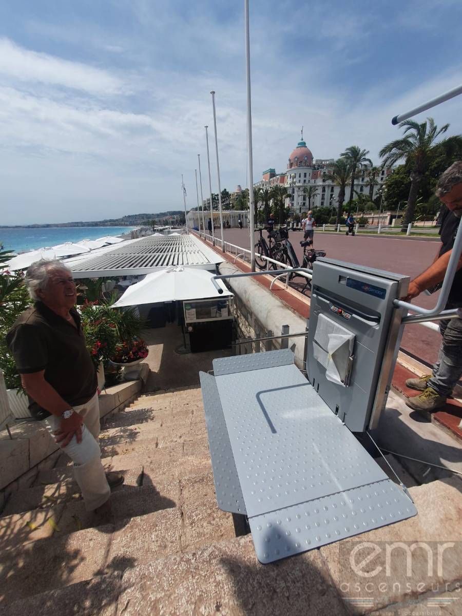 INSTALLATION D'UNE PLATEFORME ELEVATRICE POUR ACCEDER A UNE PLAGE DE NICE