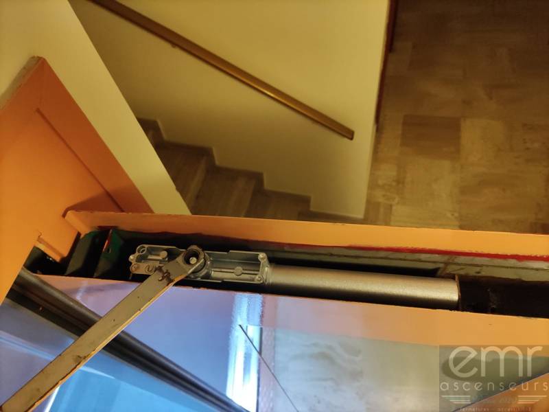 Travaux d'entretien réalisés par les techniciens EMR sur nos ascenseurs