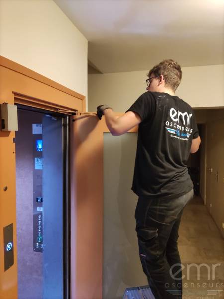 Travaux d'entretien réalisés par les techniciens EMR sur nos ascenseurs