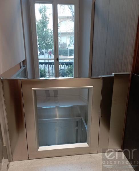 Installation d'une plateforme élévatrice PMR dans un hôtel au centre de Nice