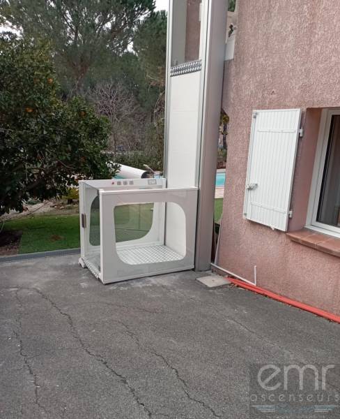 Installation d'un élévateur électrique extérieur pour une villa à Fréjus