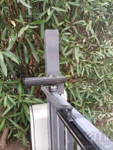 Remplacement du poteau porteur d'un portillon dans une copropriété à Fréjus