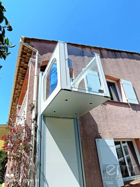 Installation d'un élévateur électrique extérieur pour une villa à Fréjus