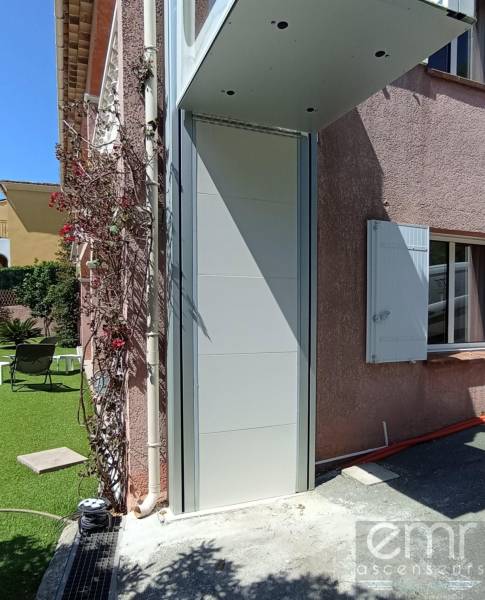 Installation d'un élévateur électrique extérieur pour une villa à Fréjus