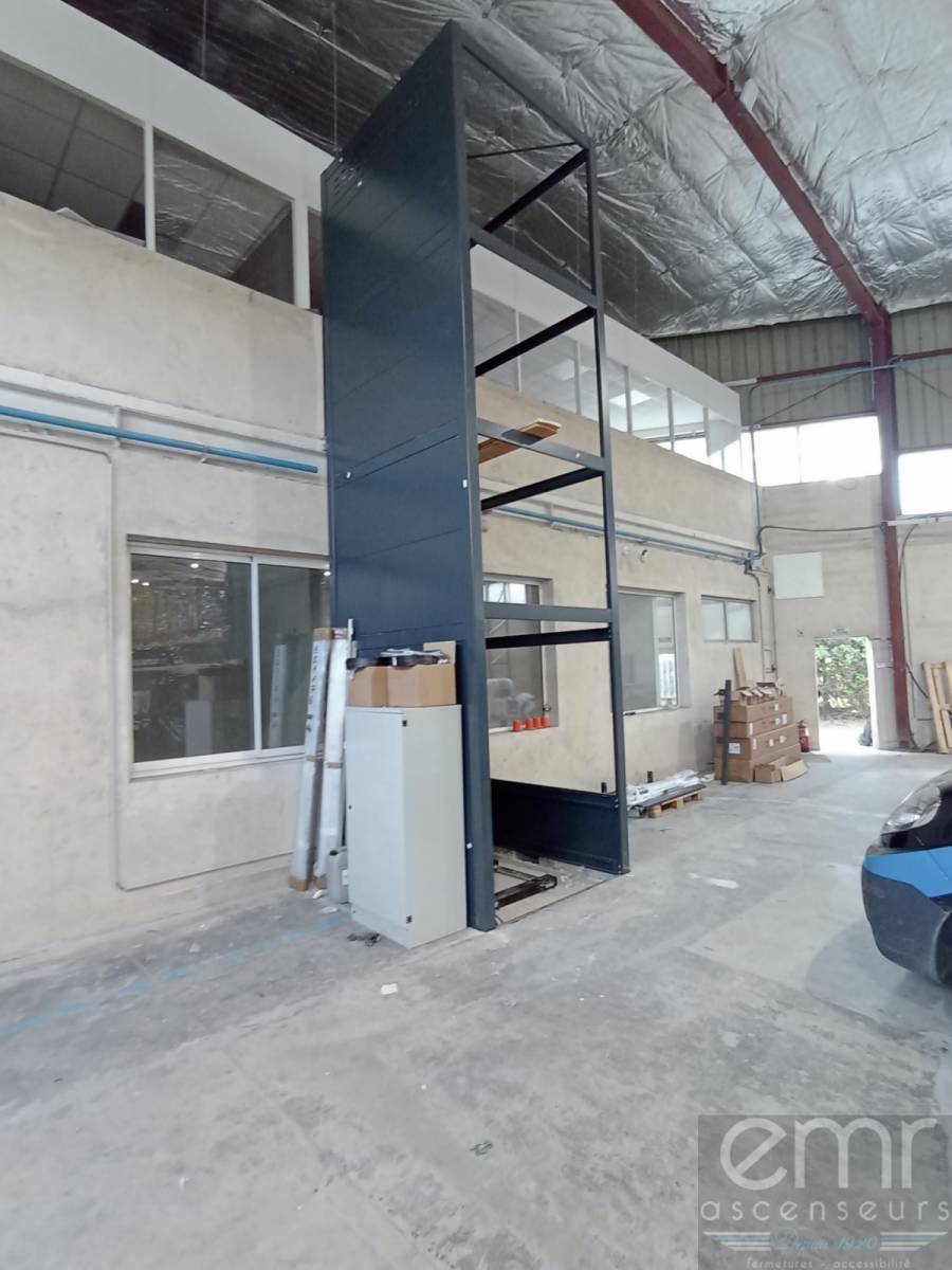 Installation par EMR Ascenseurs d'un élévateur hydraulique  dans une brasserie