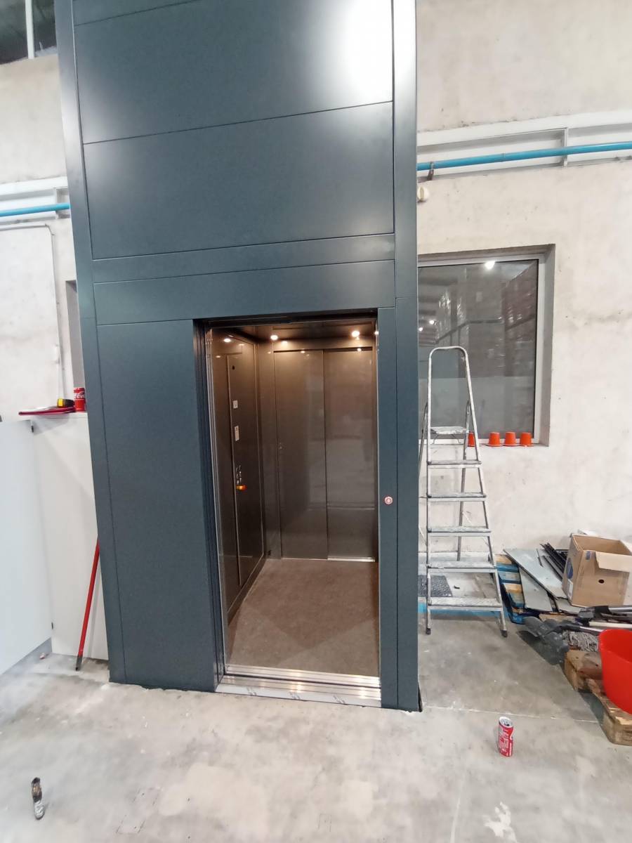 la structure de l'élévateur installé par EMR Ascenseurs est auto portante