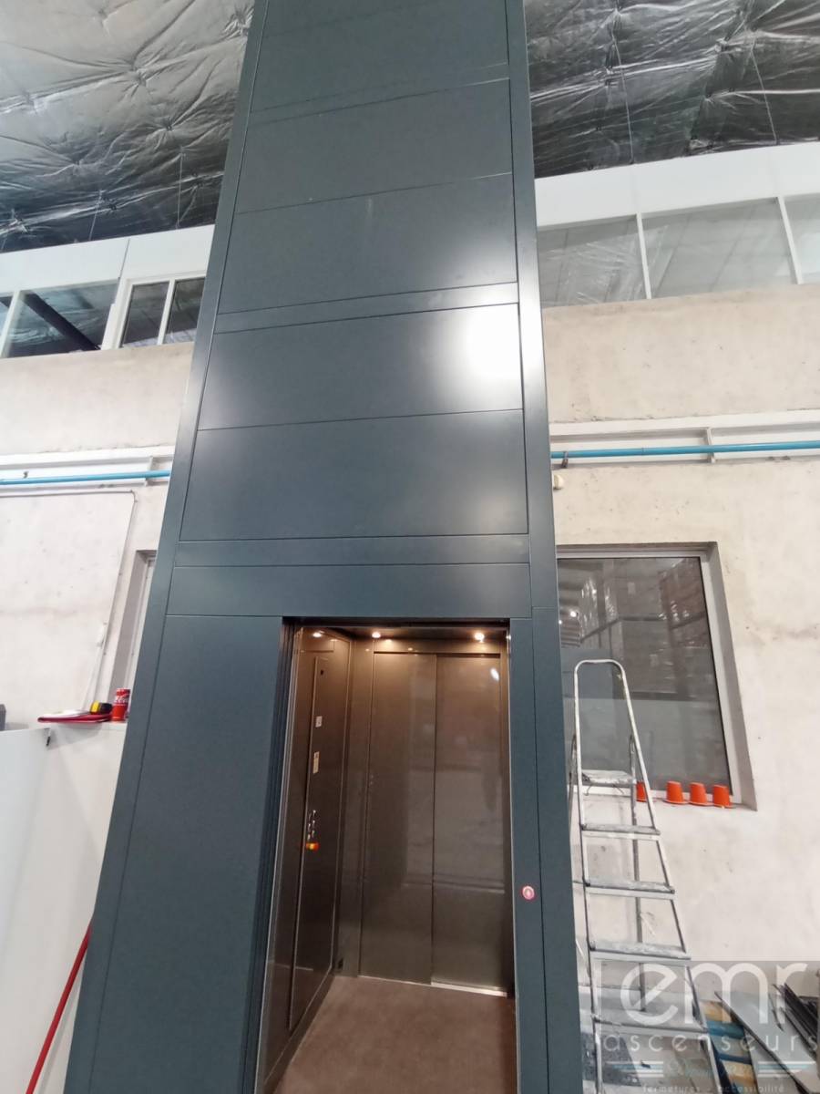 les portes palières automatiques à deux vantaux ont une ouverture latérale