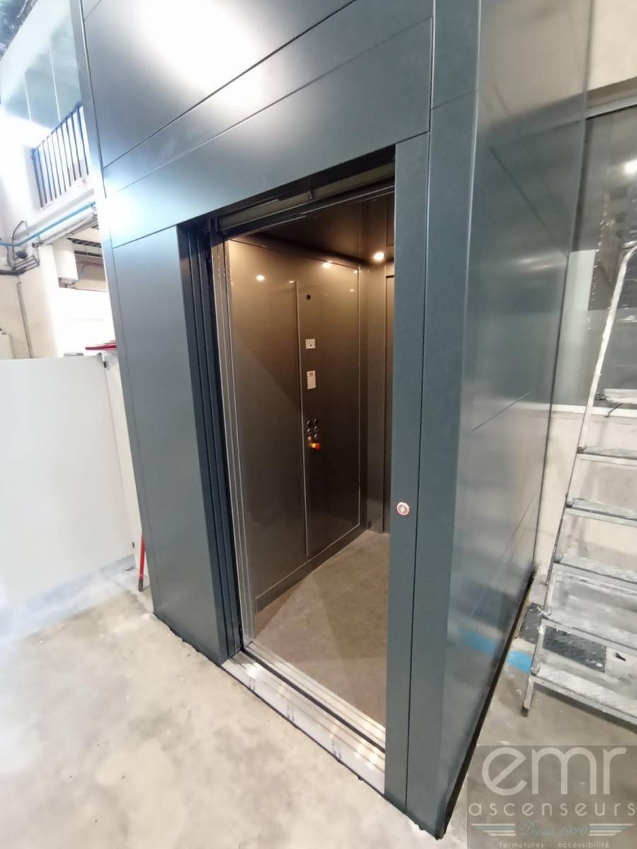 fin d l'installation d'un élévateur hydraulique dans une structure métallique