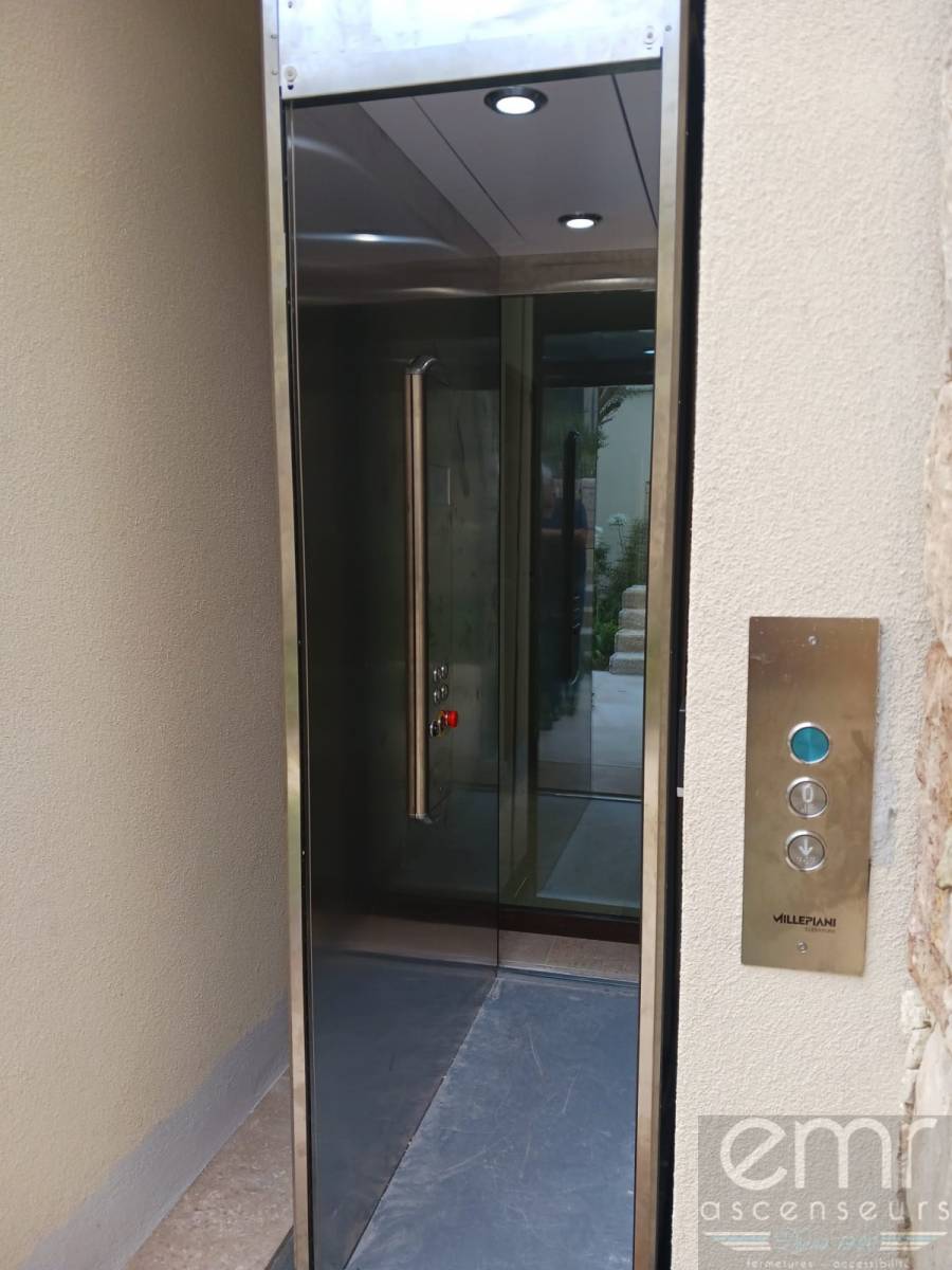 Elévateur hydraulique pour accès toit terrasse à St Paul de Vence