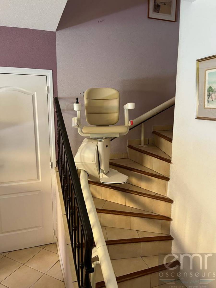 installation d'un monte escaliers avec siège à rotation par emr ascenseurs