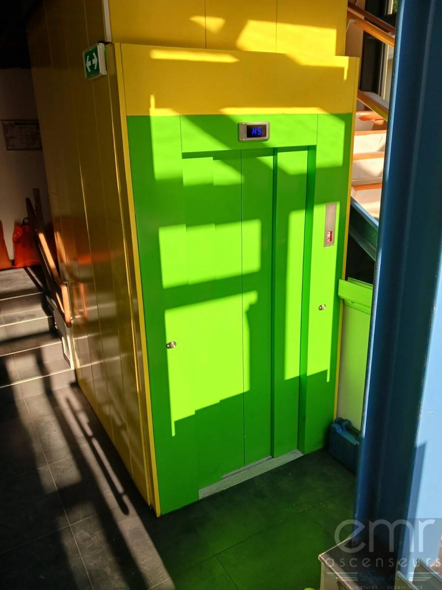 Ascenseur 6 Niveaux  installé par EMR Ascenseur dans une Ecole à Nice
