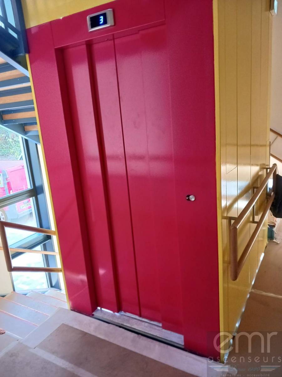 on voit la vie en rose avec EMR Ascenseurs 