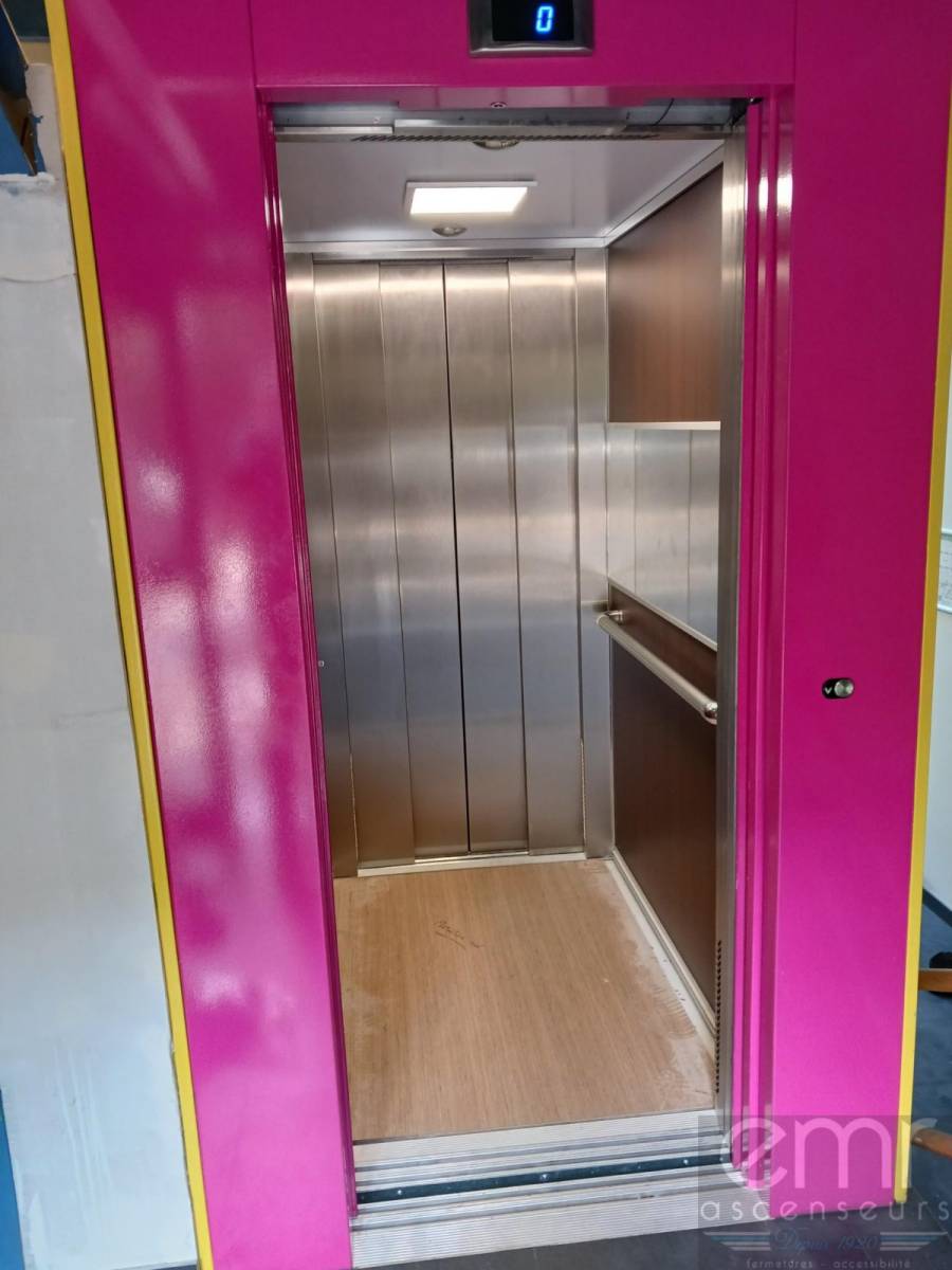 Ascenseur electrique sans machinerie avec pylône intérieur installé par EMR Ascenseurs