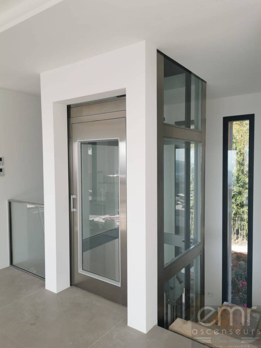 Installation par EMR d'un ascenseur hydraulique intérieur  au Col de Villefranche