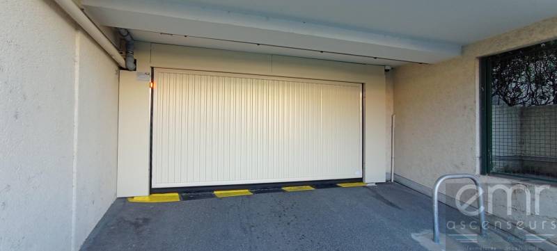 A nice, ave Ste Marguerite EMR a remplacé une porte de garage avec hauteur sous plafond réduite