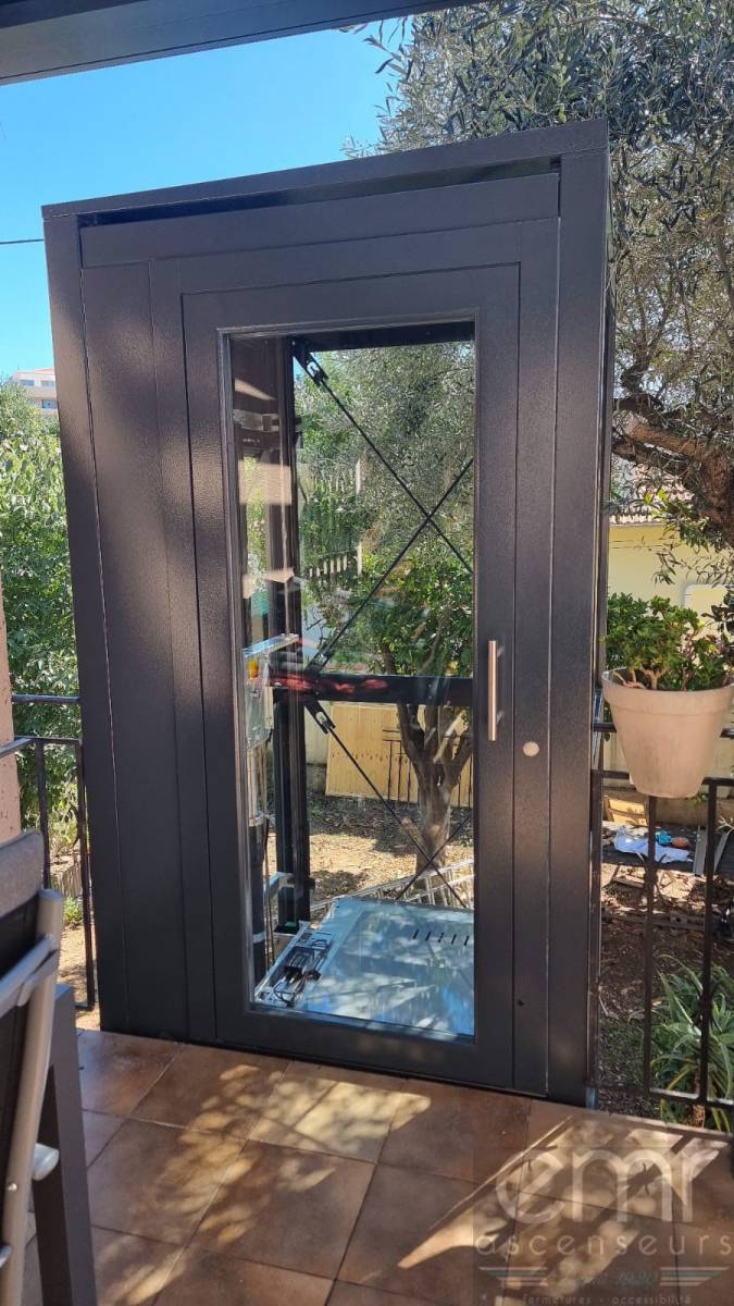 magnifique élévateur pour personne à mobilité réduite installé par les équipes de EMR Ascenseurs