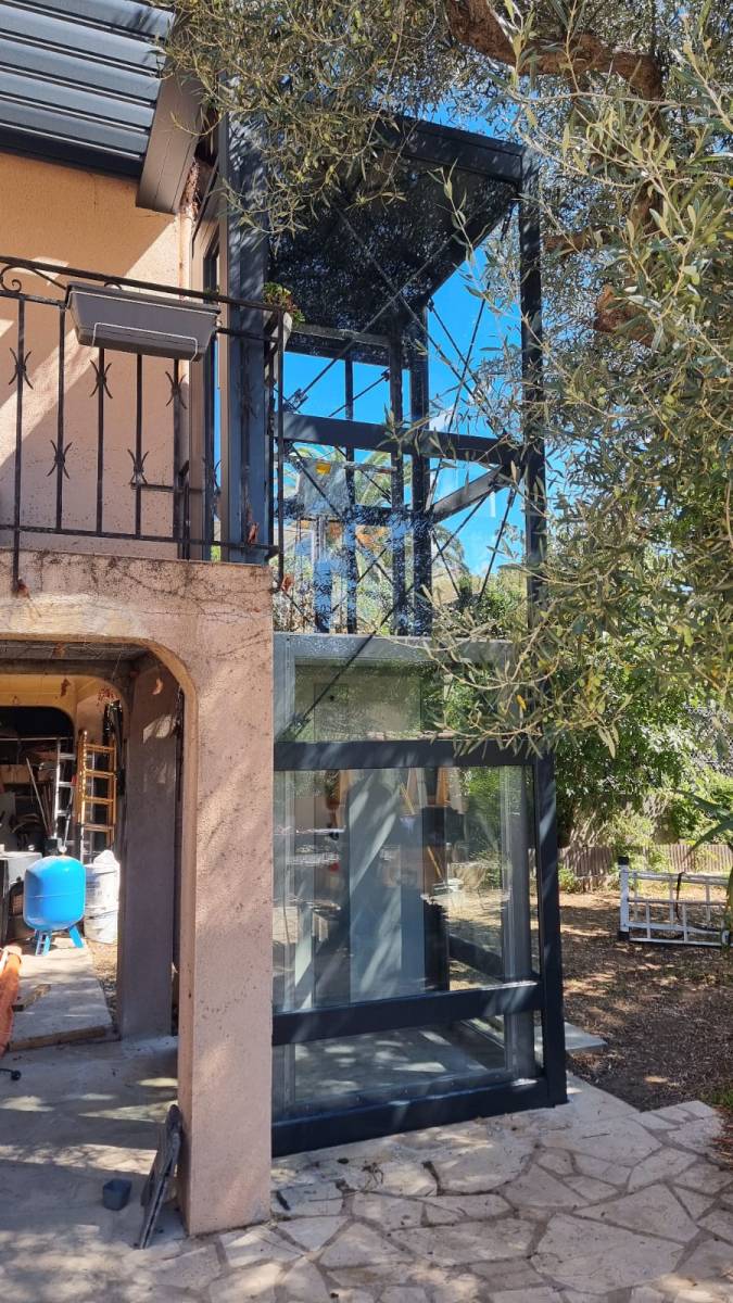 pour les personnes a mobilité réduite emr installe des élévateurs oleodynamiques 