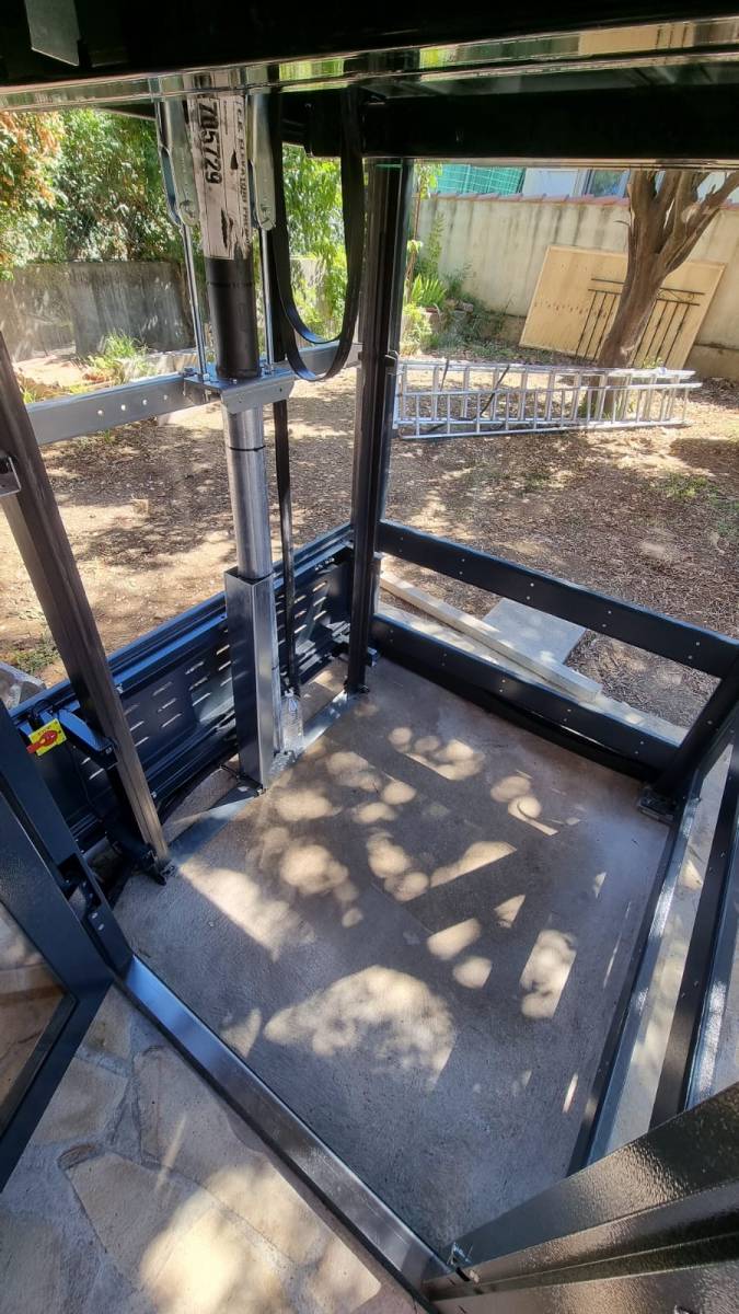 Intérieur cabine d'un élévateur oléodynamique installé par Emr Ascenseurs 