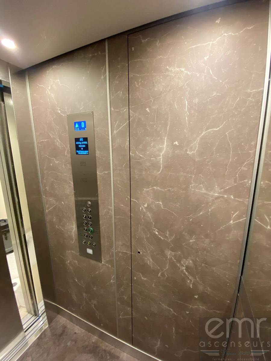 photo d'une cabine détériorée par le temps et l'usage enti-èrement 