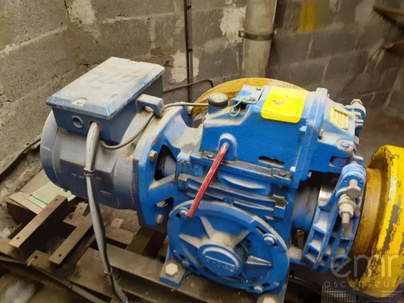 Emr Ascenseurs - treuil avant nettoyage