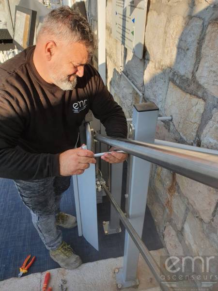 Qui contacter pour protéger vos plateformes élévatrices pendant la période hivernale ? EMR ASCENSEURS !!!