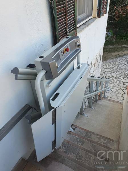Mise en place d'une plateforme monte-escaliers extérieur dans une villa à Vence