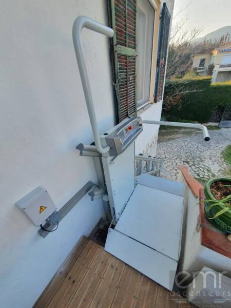 Mise en place d'une plateforme monte-escaliers extérieur dans une villa à Vence