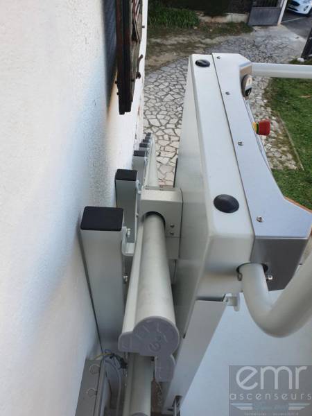 Mise en place d'une plateforme monte-escaliers extérieur dans une villa à Vence