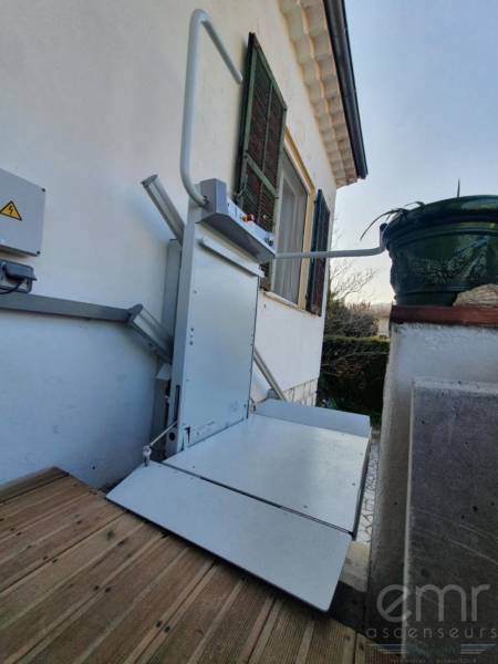 Mise en place d'une plateforme monte-escaliers extérieur dans une villa à Vence