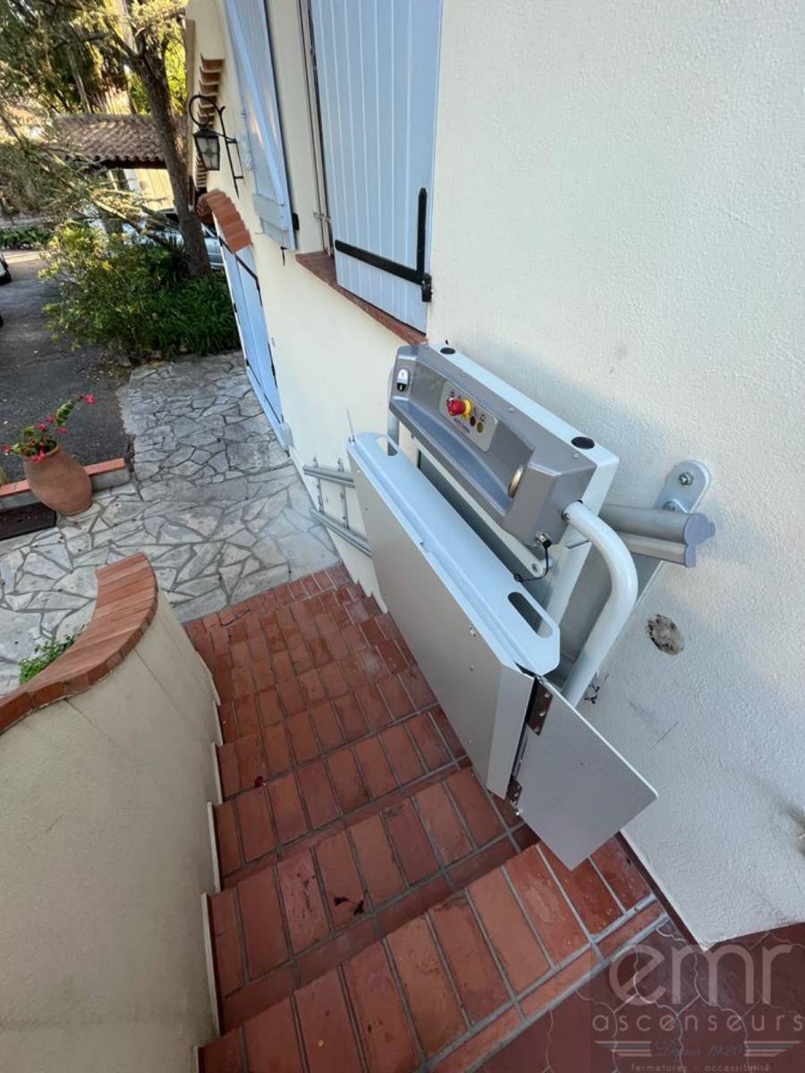plateforme pour escaliers droits installée par EMR ASCENSEURS
