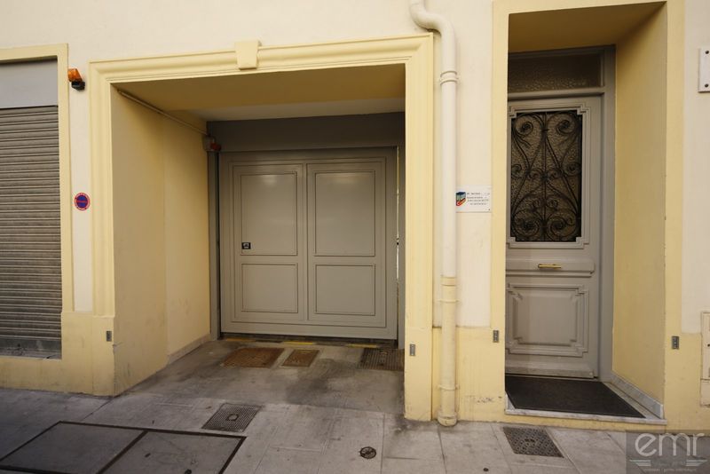Installation d'une porte de garage dans une copropriété à Nice