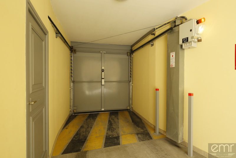 Installation d'une porte de garage dans une copropriété à Nice