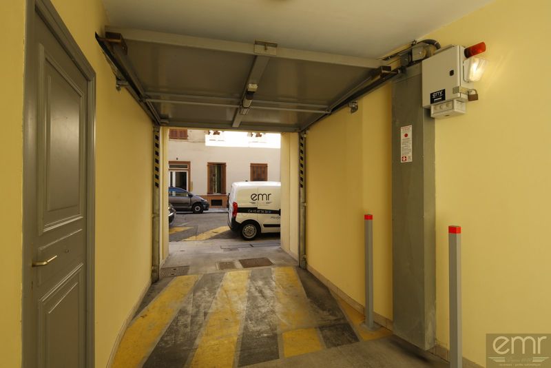 Installation d'une porte de garage dans une copropriété à Nice