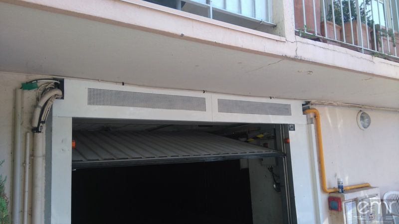 Réparation d'une porte de garage dans un immeuble à Cannes