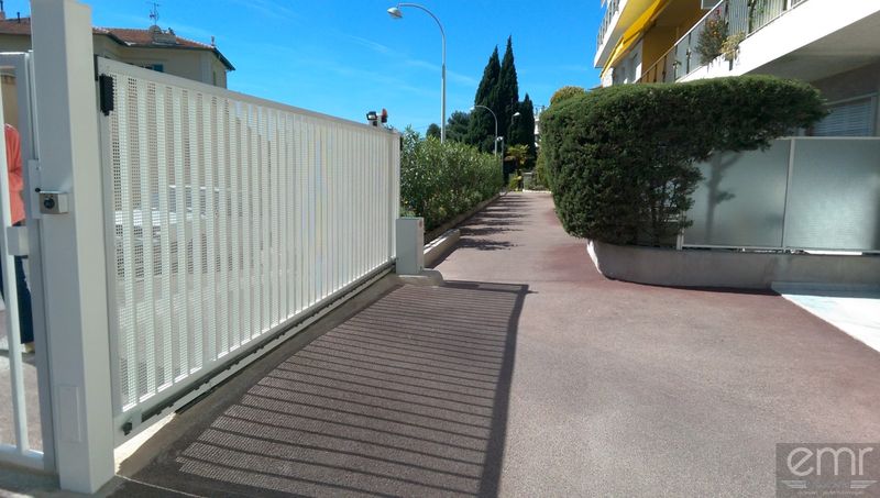 Installation d'un portail coulissant à effacement latéral