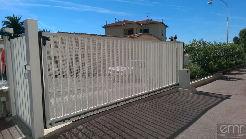 Installation d'un portail coulissant à effacement latéral