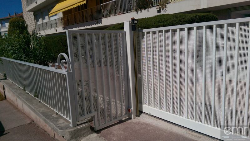 Installation d'un portail coulissant à effacement latéral