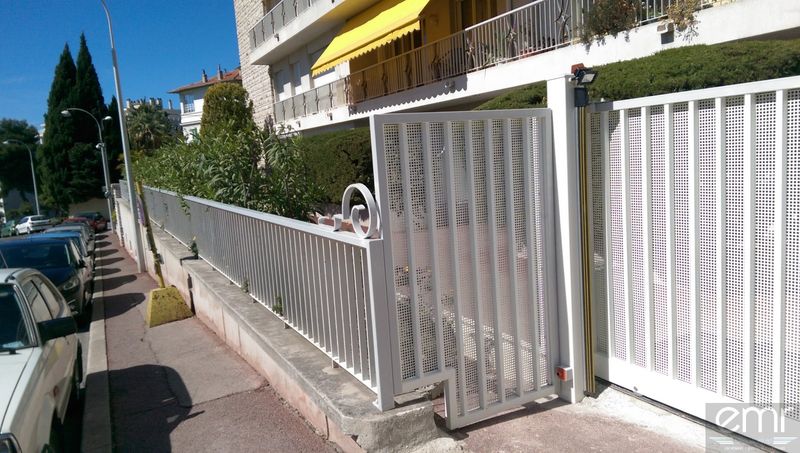 Installation d'un portail coulissant à effacement latéral