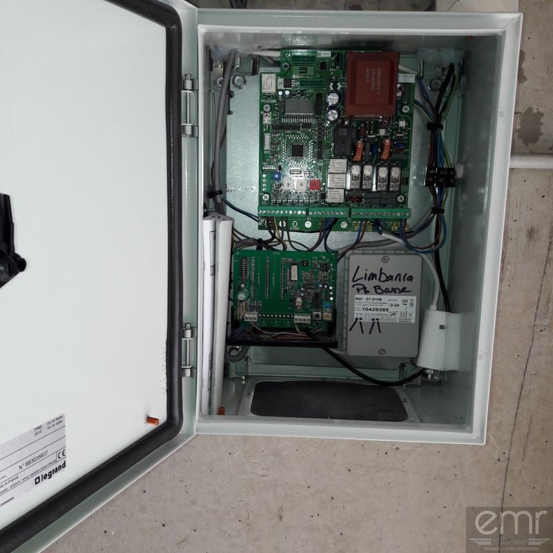 Remplacement d'une platine de gestion sur une porte de garage à Menton