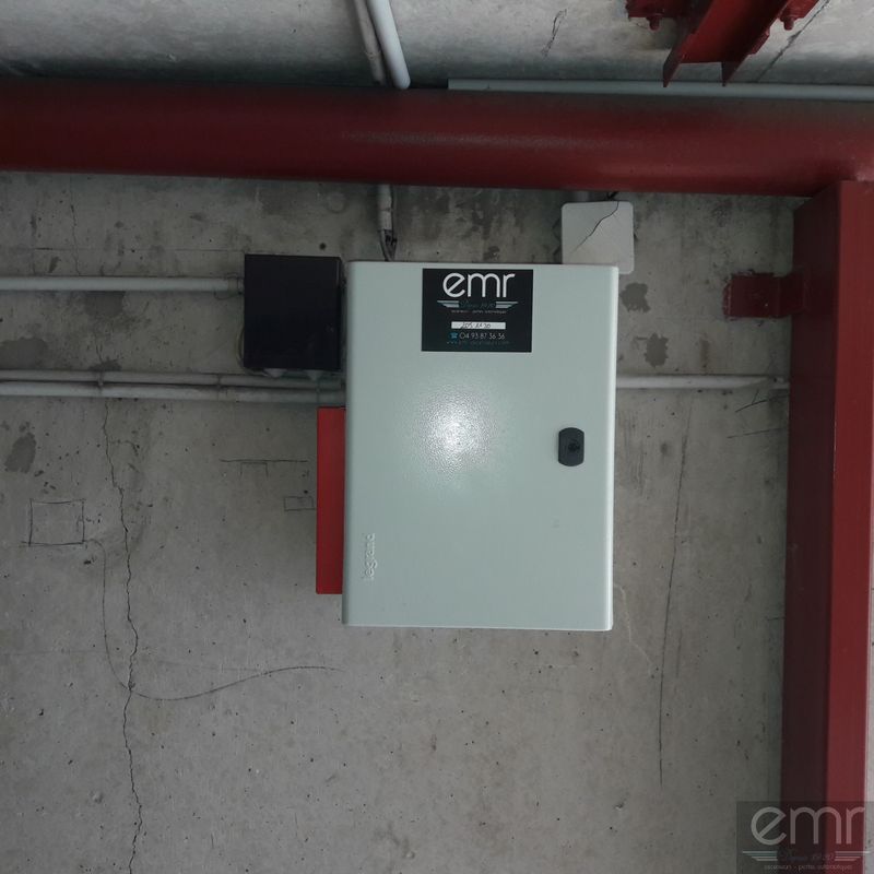 Remplacement d'une platine de gestion sur une porte de garage à Menton