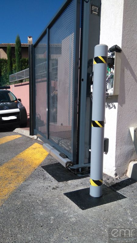 Installation de poteaux de protection pour un portail à Nice
