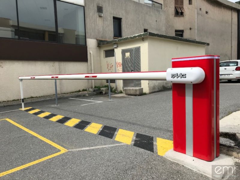 Installation de deux barrières automatiques à Saint Laurent du Var