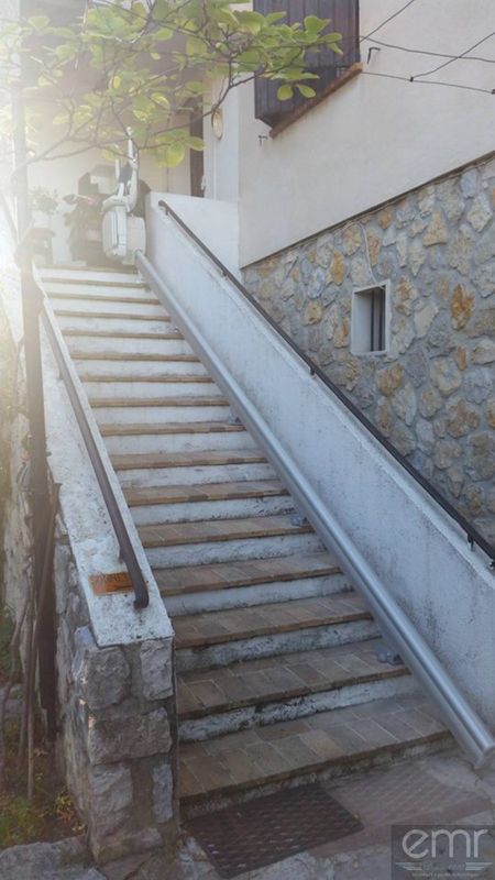 Mise en place d'un fauteuil monte escaliers dans une villa à Vallauris