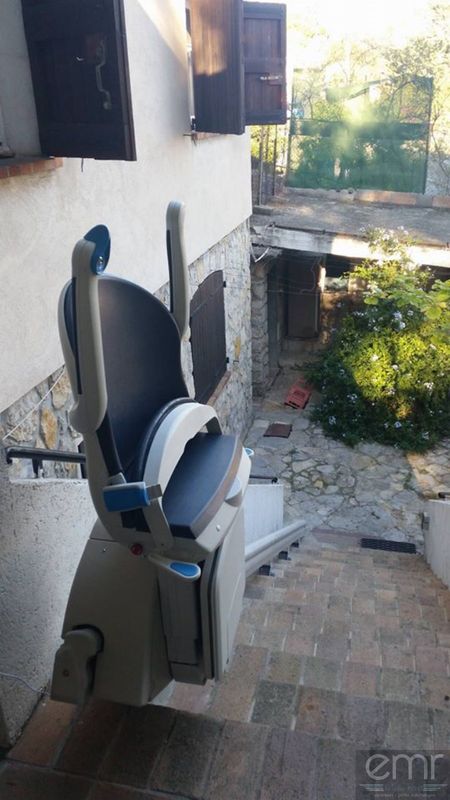 Mise en place d'un fauteuil monte escaliers dans une villa à Vallauris