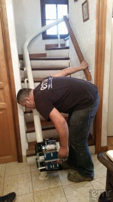 Pose d'un fauteuil monte escaliers intérieur chez un particulier à Mandelieu