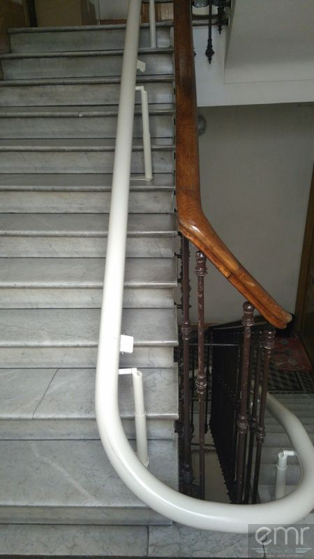 Installation d'un fauteuil monte escaliers dans un immeuble à Monaco
