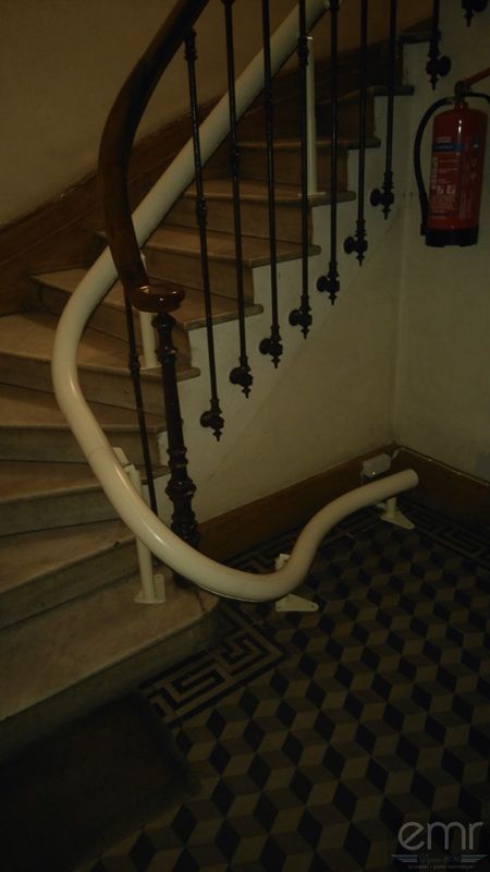 Installation d'un fauteuil monte escaliers dans un immeuble à Monaco