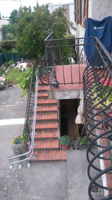 Monte escaliers extérieur chez un particulier à Biot