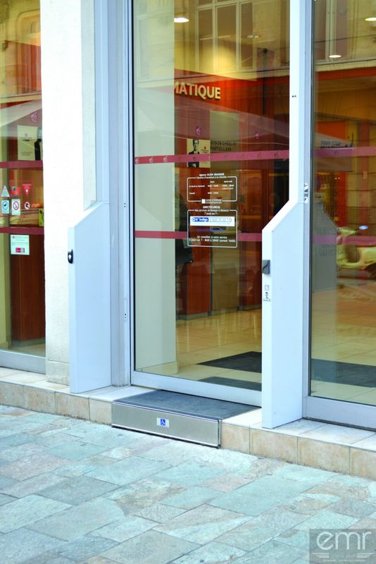 Installation d'une rampe automatique pour les personnes à mobilité réduite à Cannes