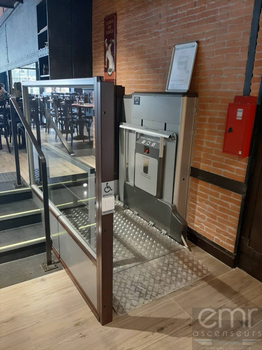 réalisation d'une plateforme élévatrice hydraulique dans un restaurant à Nice par EMR Ascenseurs
